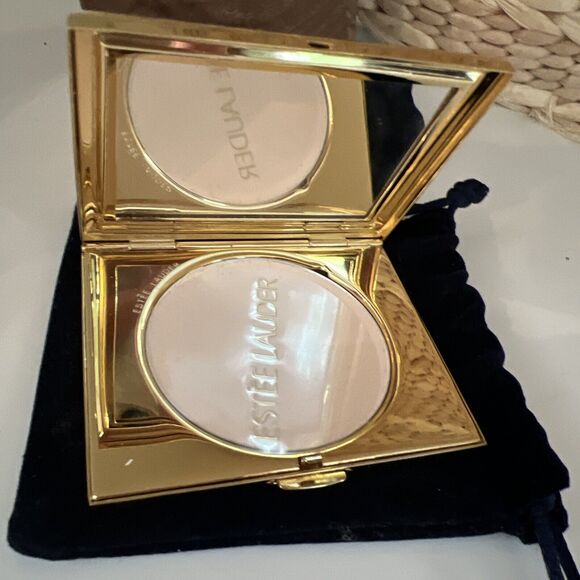 Estee Lauder DEAR SANTA LETTER Lucidity Powder Compact New 06 Transparent - Picture 4 of 5